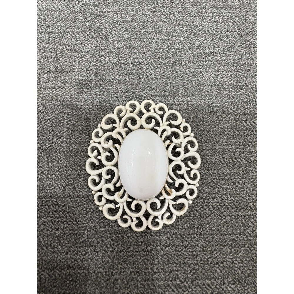Vintage Crown Trifari White Enamel Oval Scroll Brooch Pin Gold Tone‎ Finish